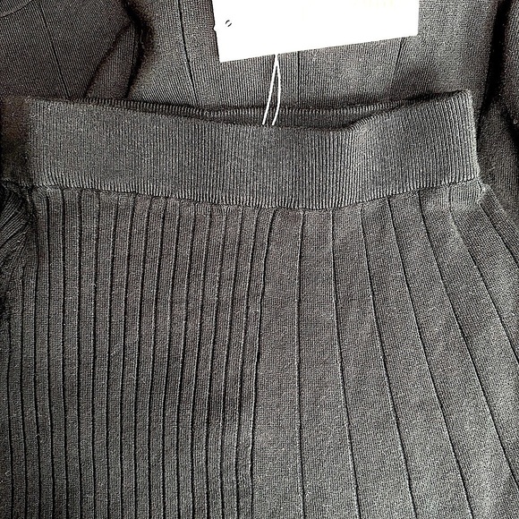 NWT Bishop + Young Black Ribbed Pleated Asymmetrical Midi Skirt Size Small - Picture 9 of 15